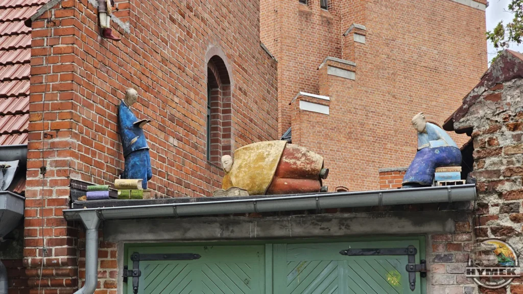 Ceramiczne figurki „Czytelnicy” w Toruniu - Hymek.pl