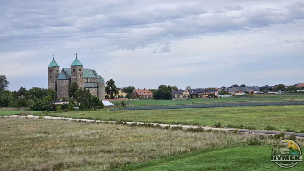 Widok na Archikolegiata NMP Królowej i św. Aleksego - Hymek.pl