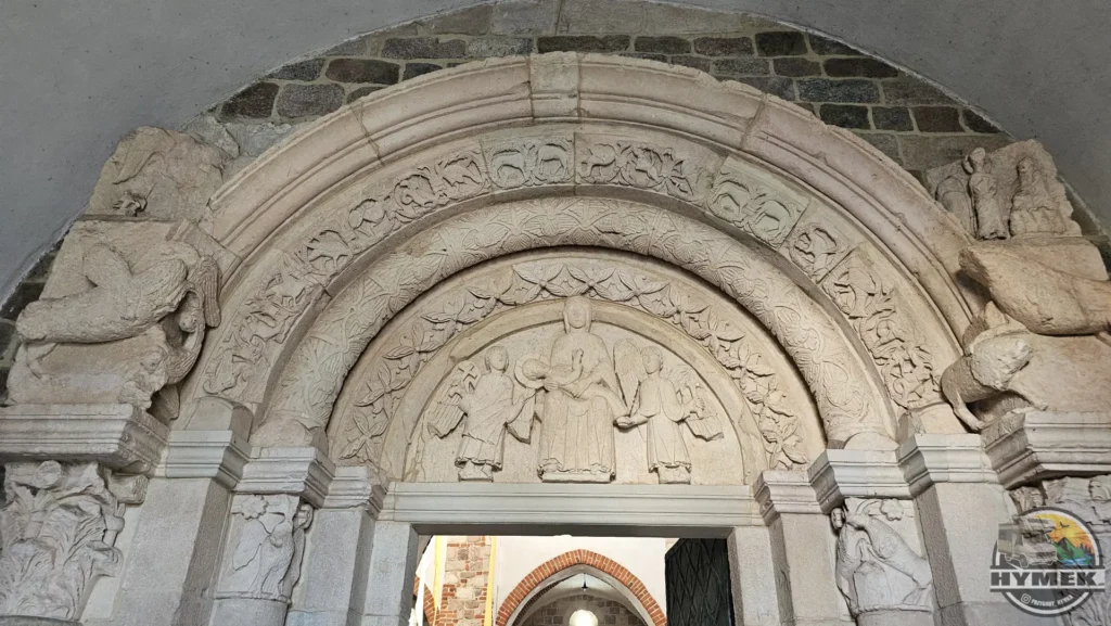 Archikolegiata NMP Królowej i św. Aleksego - Hymek.pl